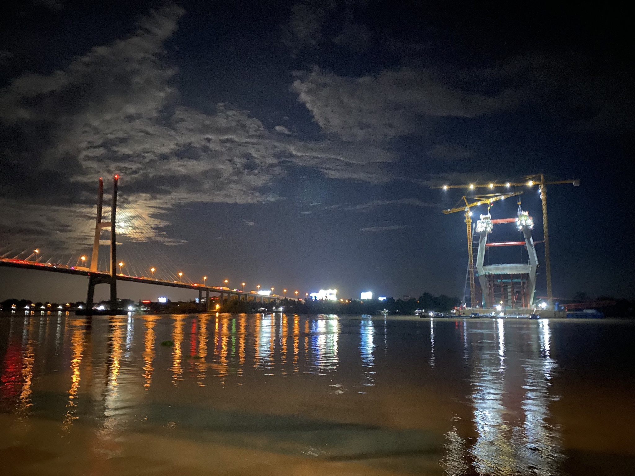 Công trình cầu Mỹ Thuận 2 được thi công 3 ca/ngày để đảm bảo tiến độ