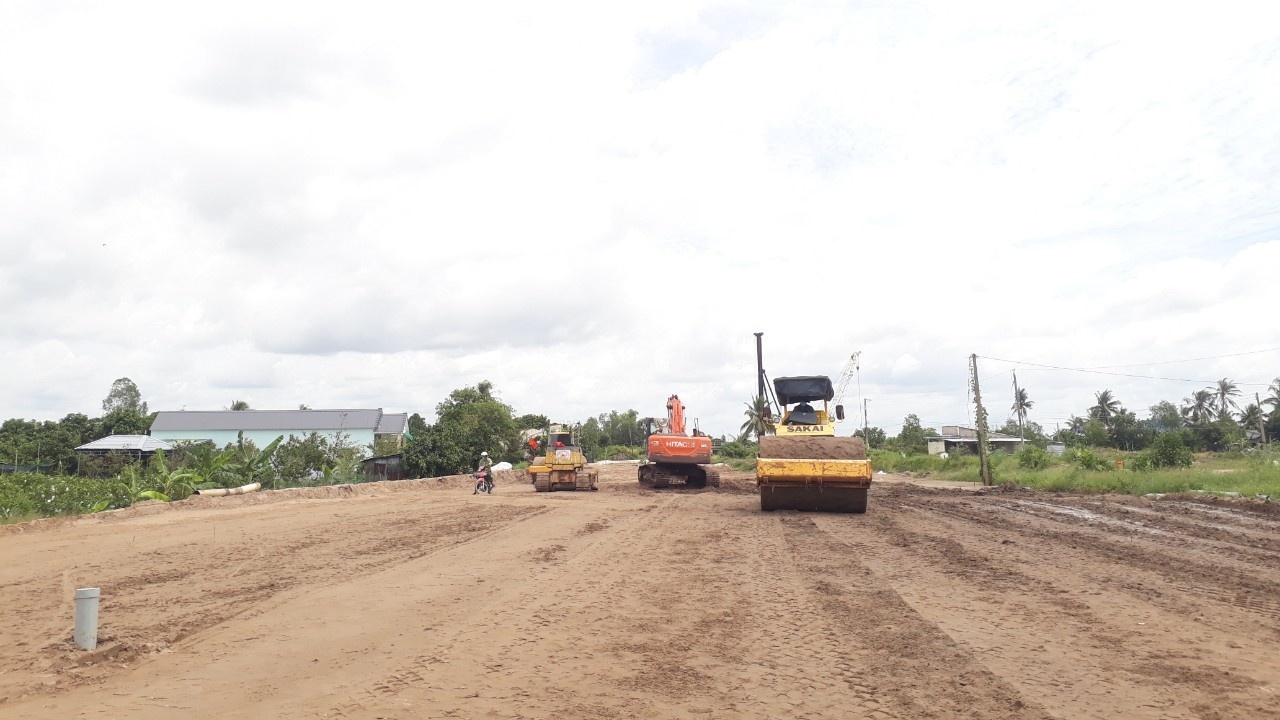 Đơn vị thi công đang thực hiện đắp cát gia tải giai đoạn 1 tuyến chính cao tốc Mỹ Thuận - Cần Thơ