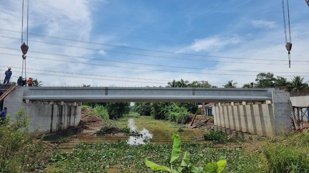 Một cầu trên tuyến cao tốc Mỹ Thuận - Cần Thơ đang được thi công